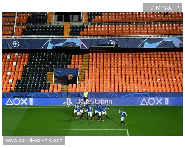 “蓝色竞技场飘落蓝色纸屑,亚特兰大球迷纪念欧冠历史首秀” “蓝色竞技场飘落蓝色纸屑,亚特兰大球迷纪念欧冠历史首秀”